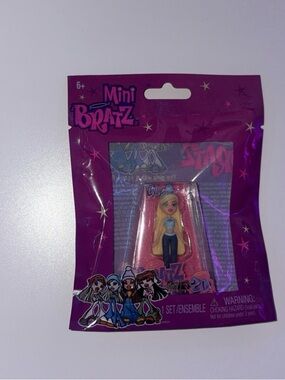 MINI BRATZ CLOE NEW NWT